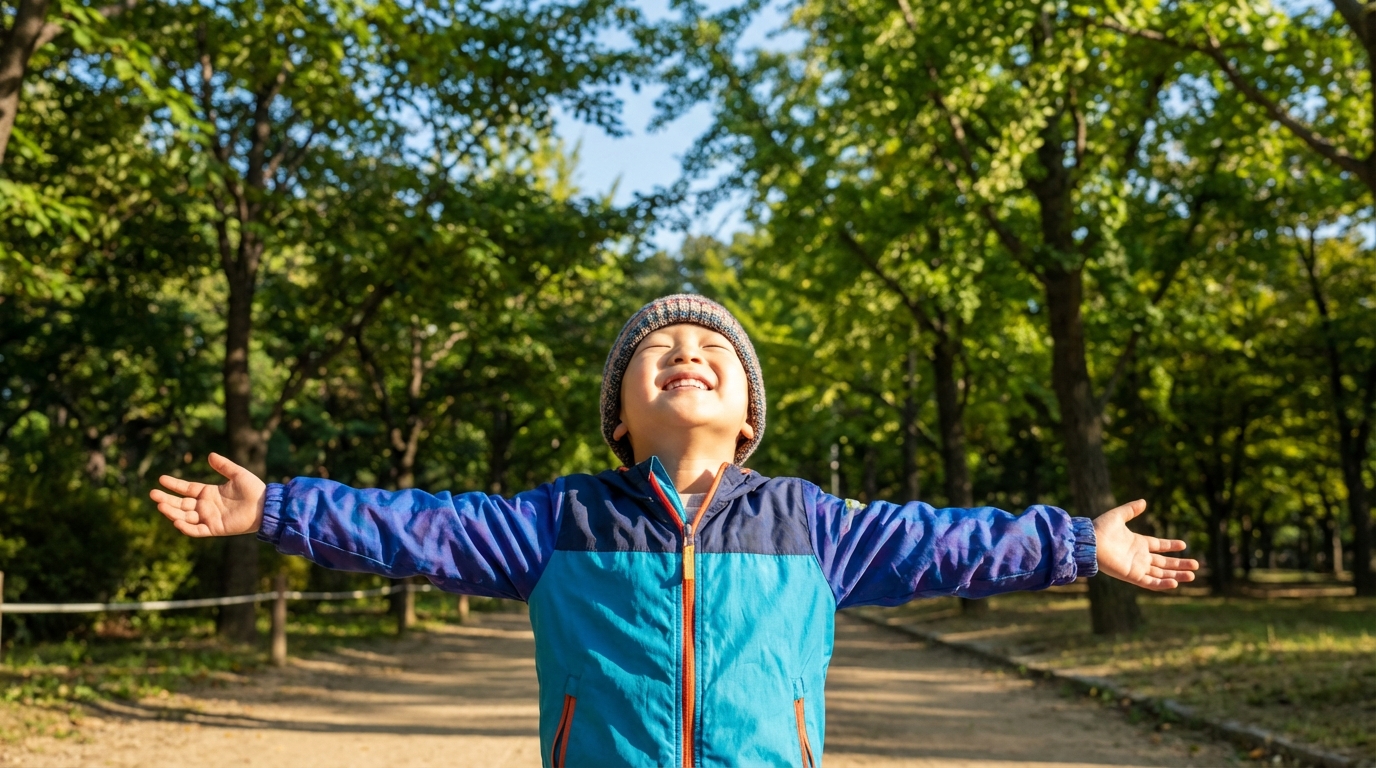 공원에서 시원하게 숨 쉬는 한국인 아이